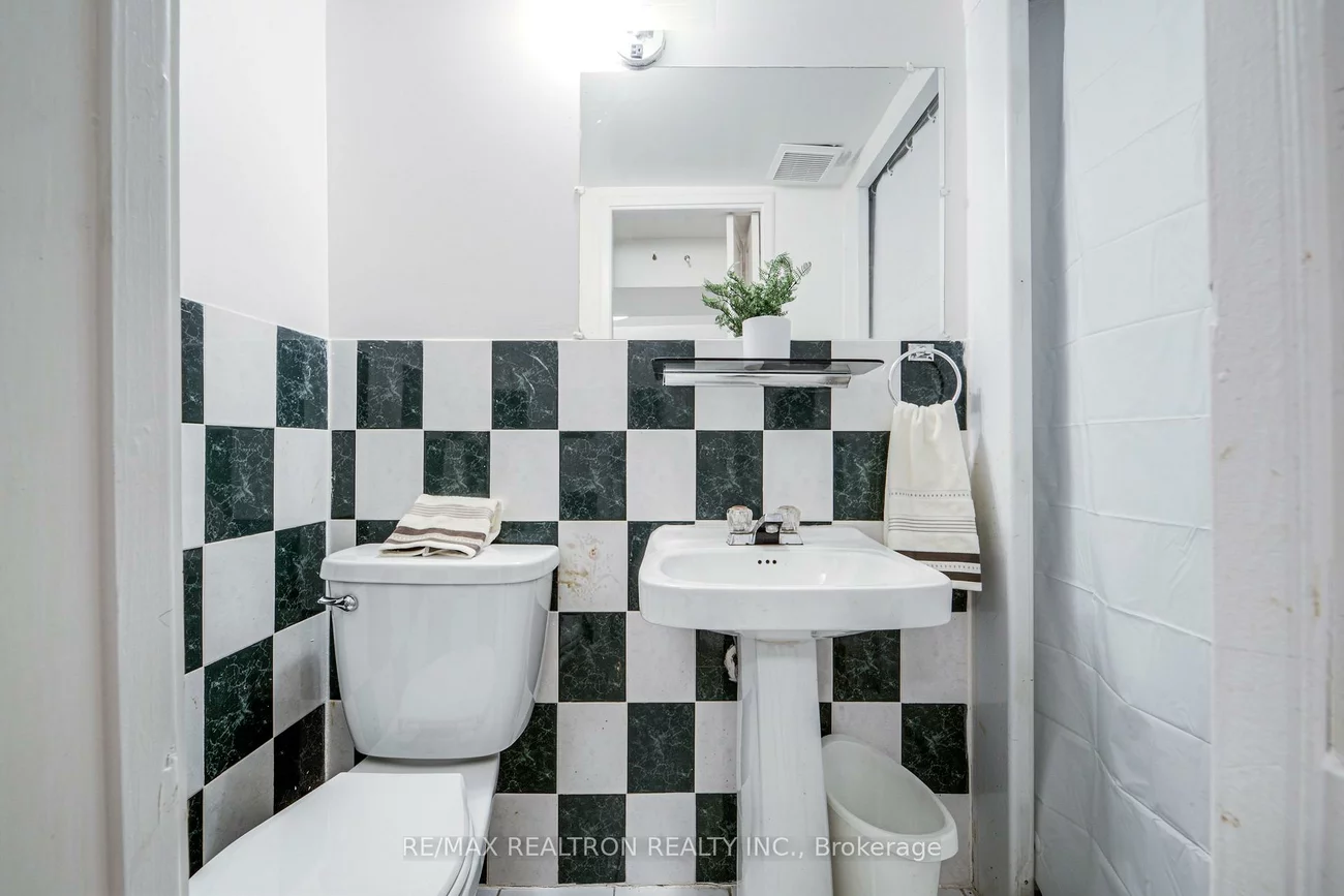 62, Hullmar, Black Creek, Toronto