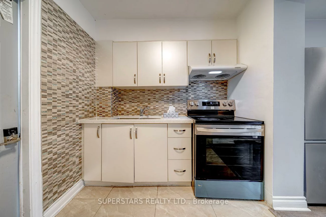 1587, DUFFERIN, Corso Italia-Davenport, Toronto