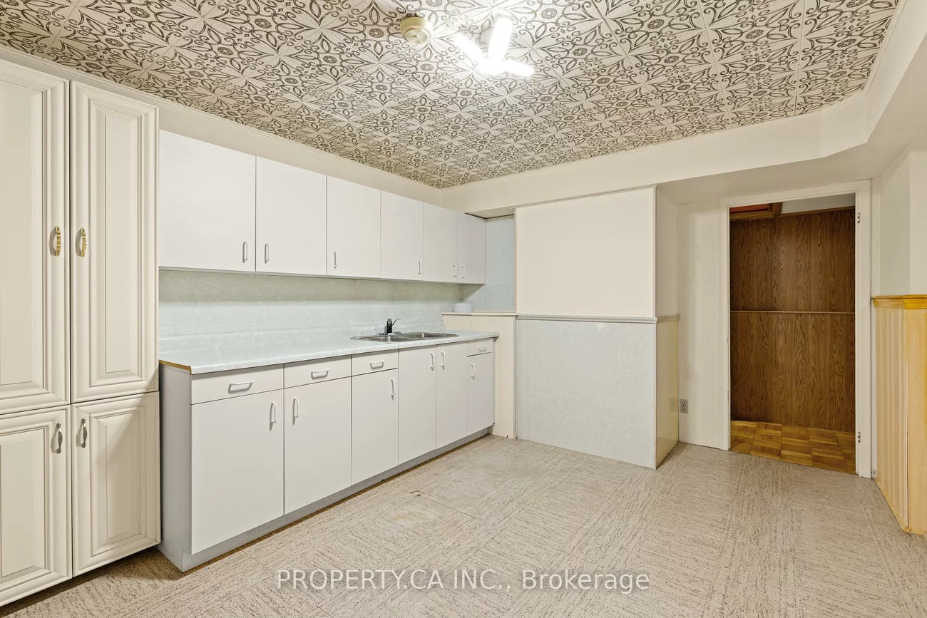 77, Troutbrooke, Downsview-Roding-CFB, Toronto