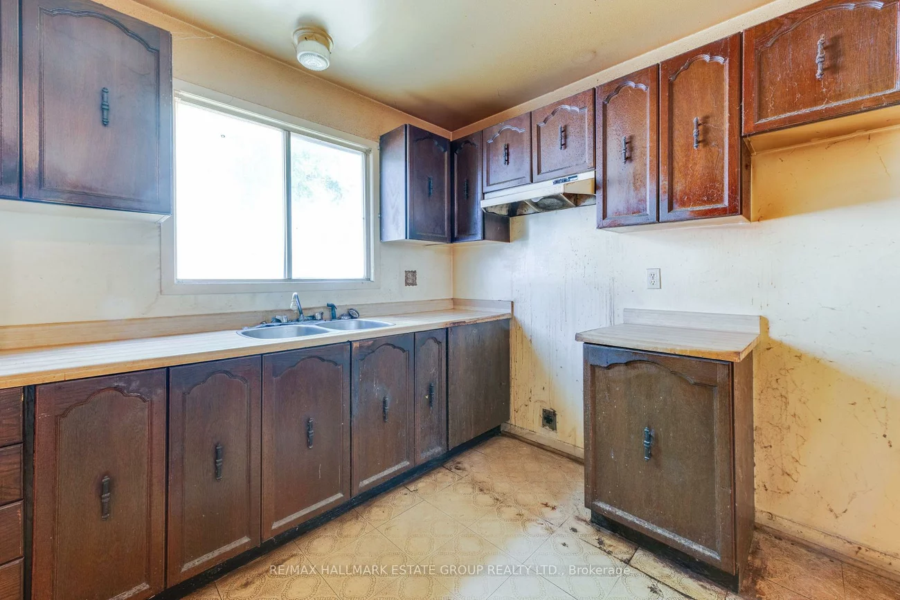 11, Pumfrey, Mount Olive-Silverstone-Jamestown, Toronto