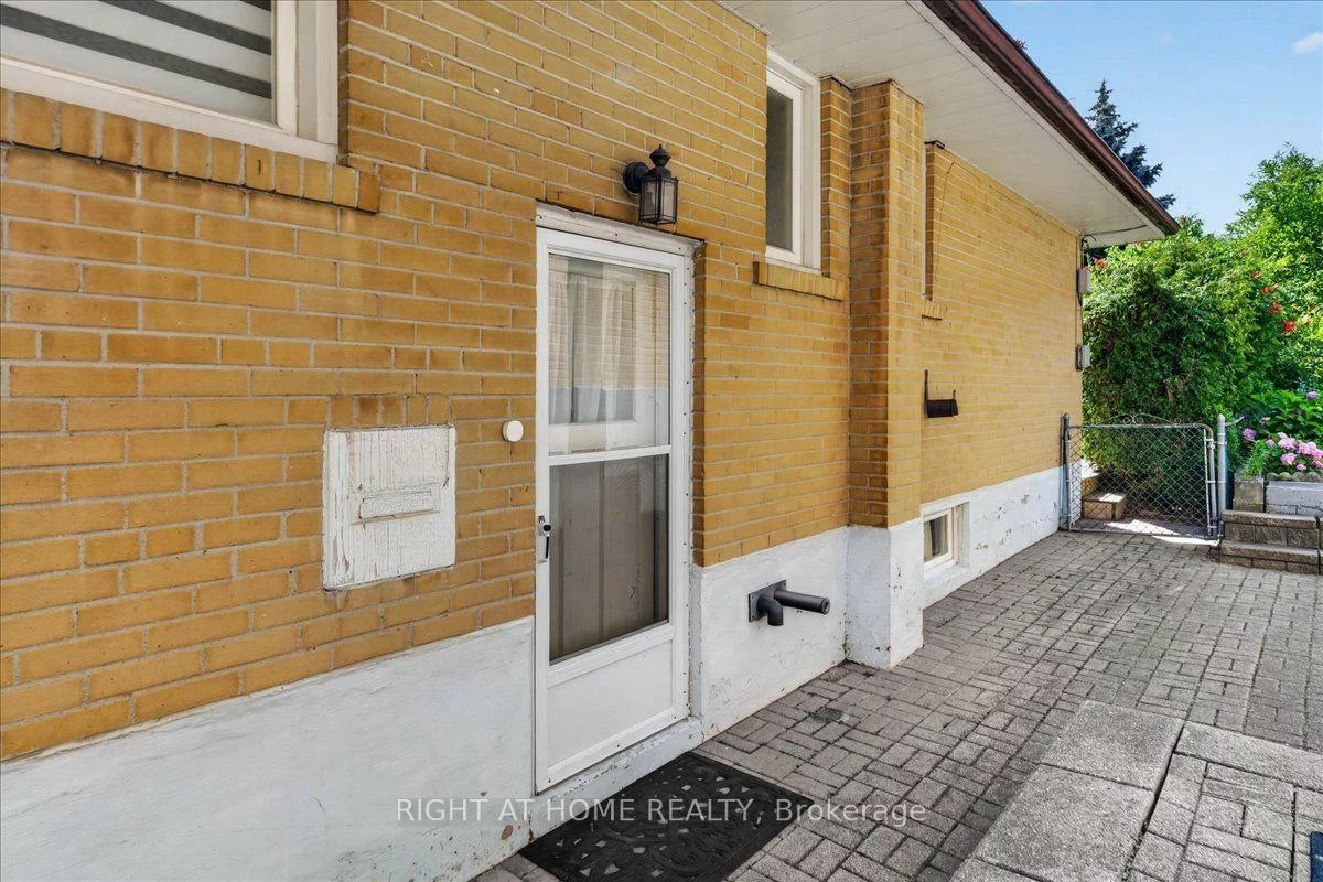 90, Renault, Humber Heights, Toronto