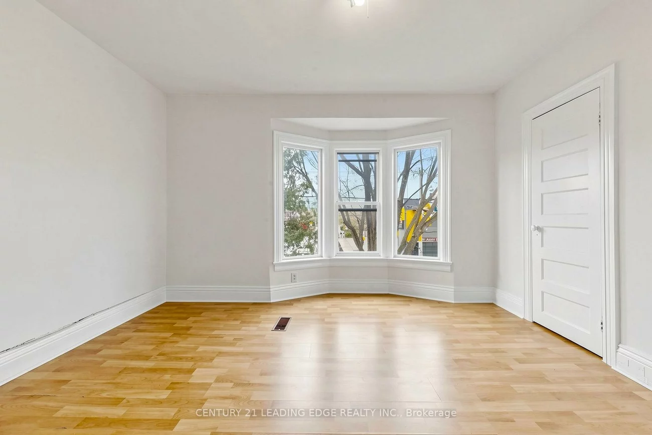 1132, DUFFERIN, Dovercourt-Wallace Emerson-Junction, Toronto