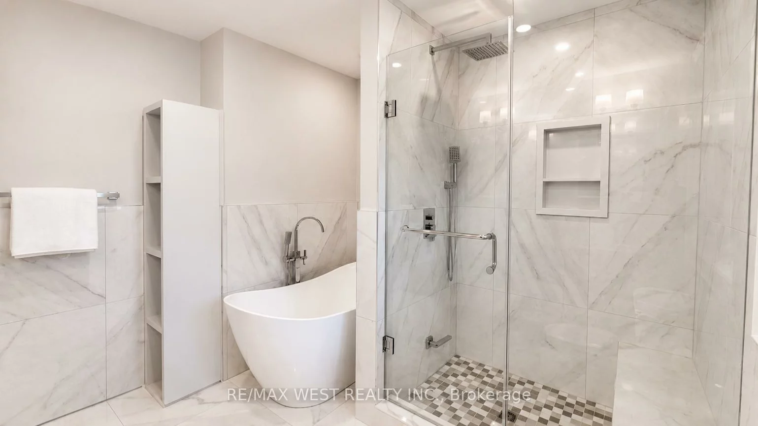 65, Foch, Alderwood, Toronto