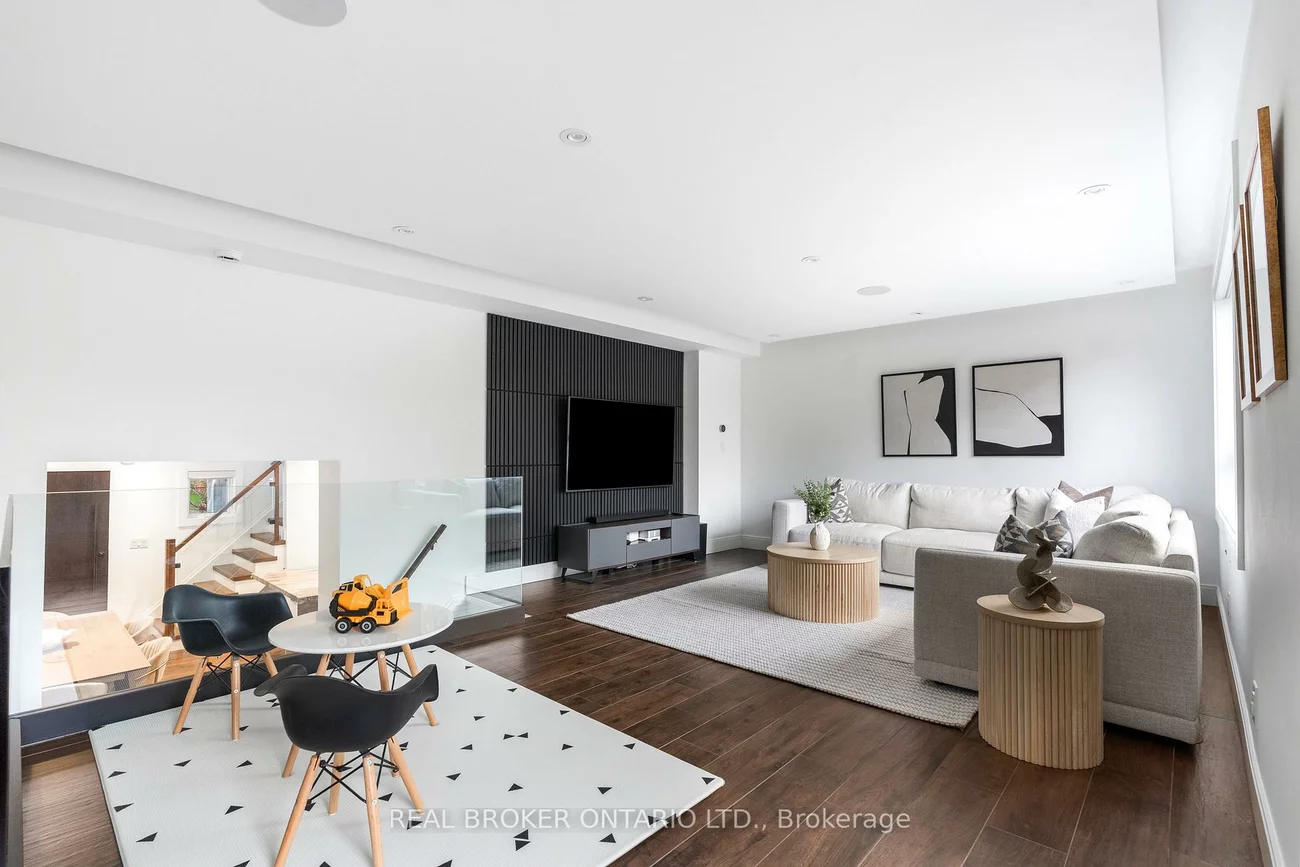17, Old Oak, Kingsway South, Toronto