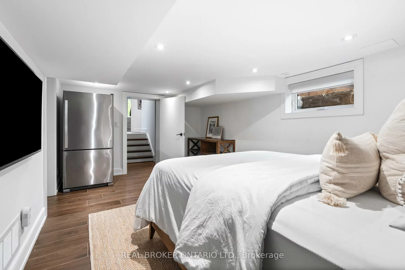 17, Old Oak, Kingsway South, Toronto