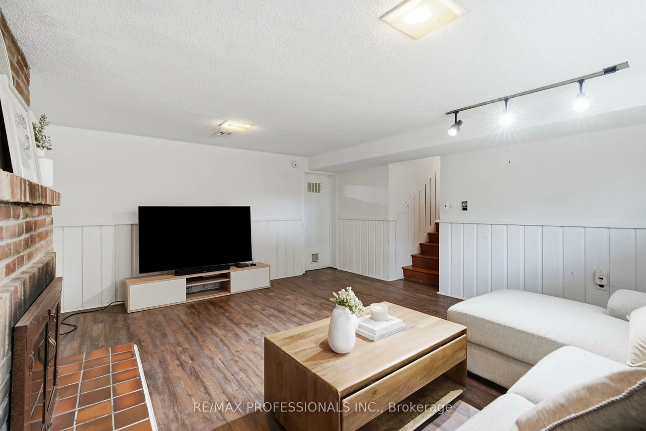 89, Glen Agar, Princess-Rosethorn, Toronto