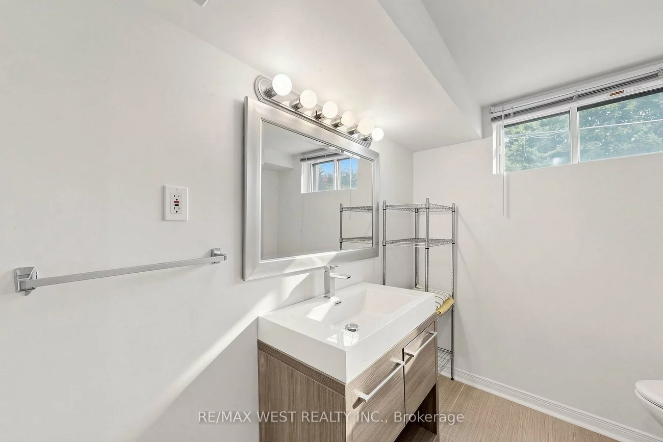32, Allonsius, Eringate-Centennial-West Deane, Toronto