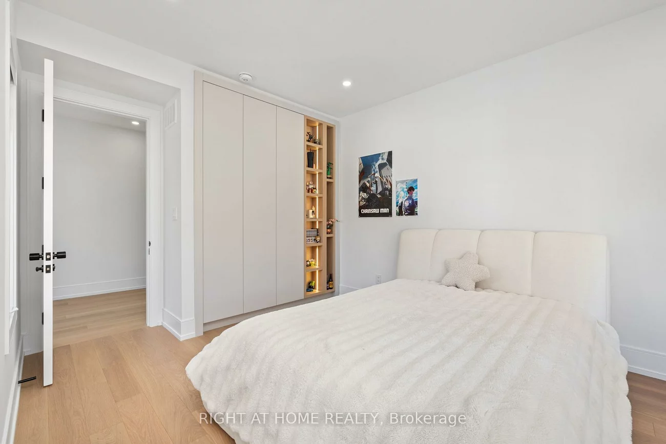 33, Thorndale, Kingsway South, Toronto