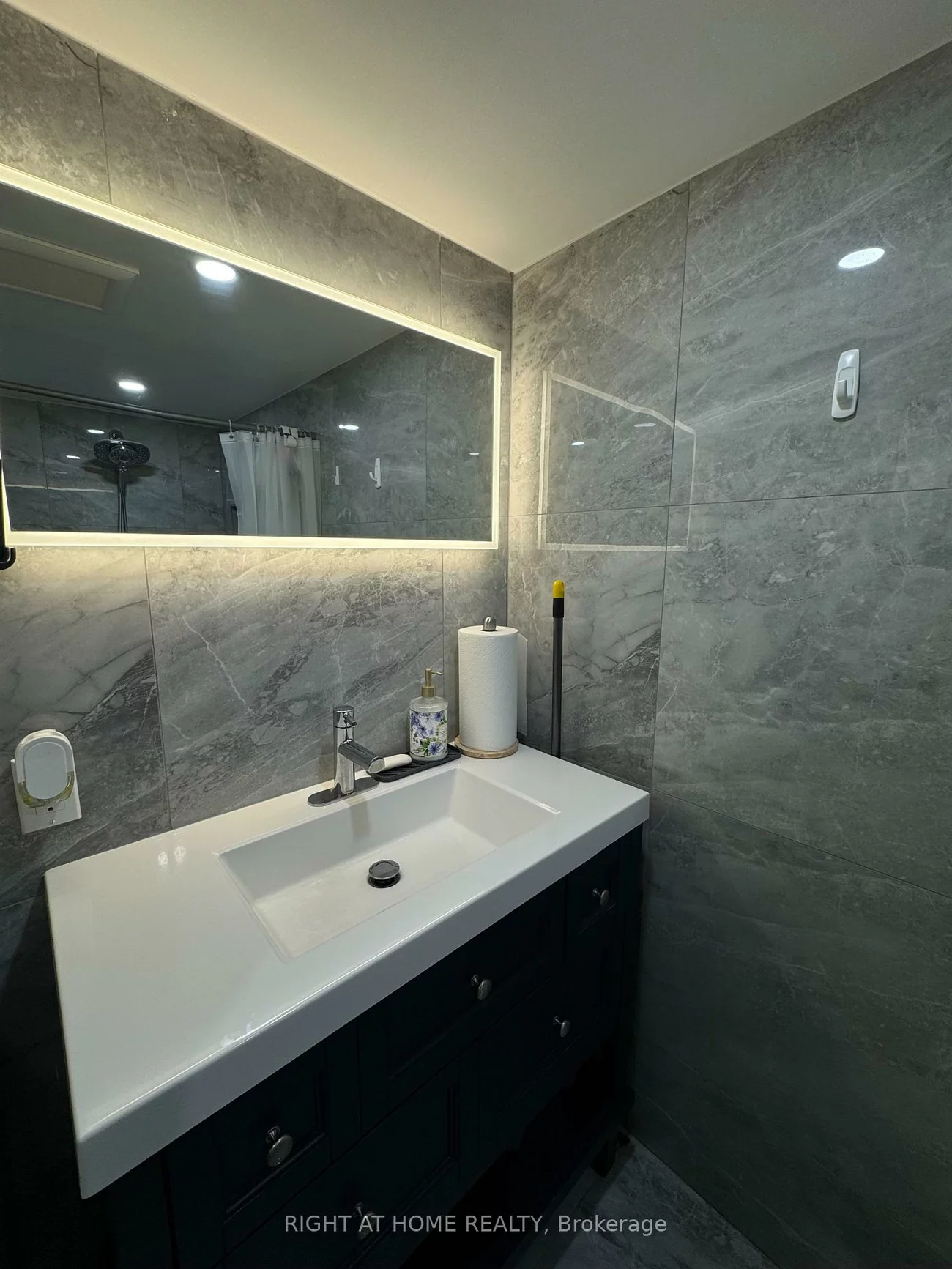 258, La Rose, Willowridge-Martingrove-Richview, Toronto