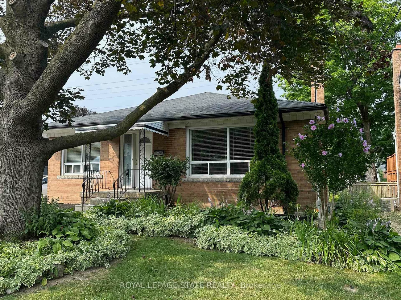 20, Lloyd Manor, Princess-Rosethorn, Toronto