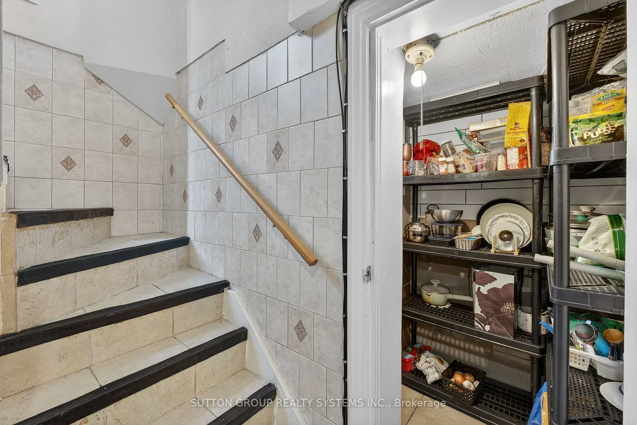 32, Green Lanes, Islington-City Centre West, Toronto