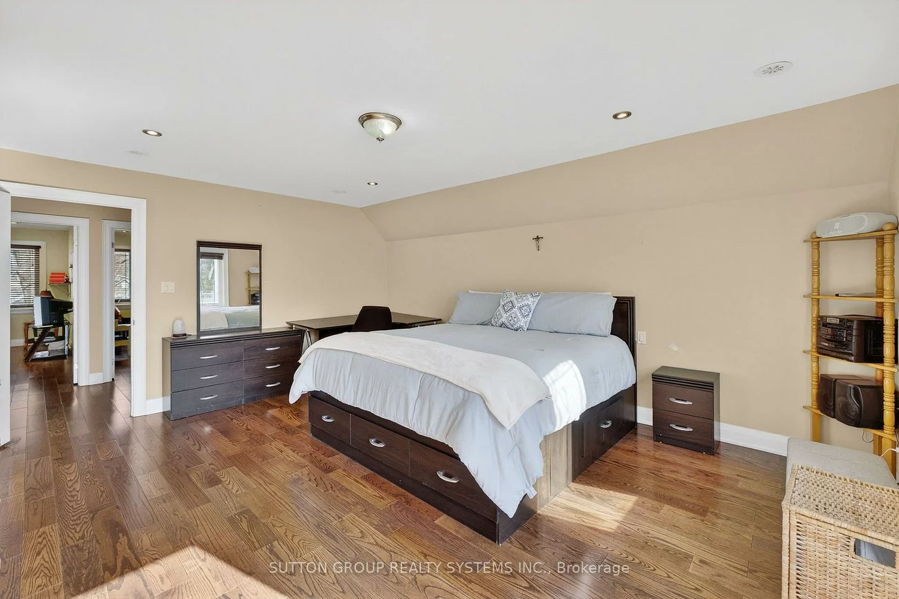 32, Green Lanes, Islington-City Centre West, Toronto