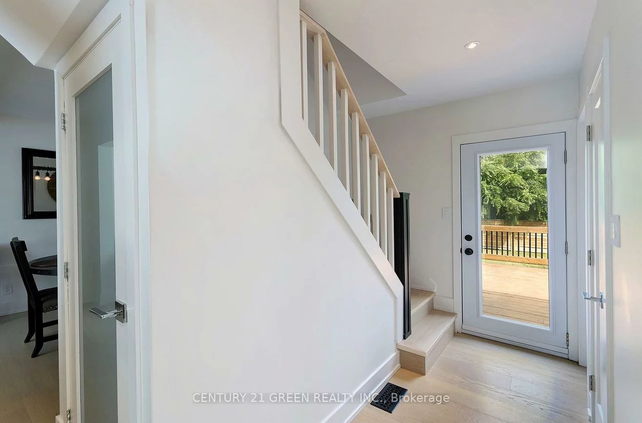 32, Castlebar, Stonegate-Queensway, Toronto
