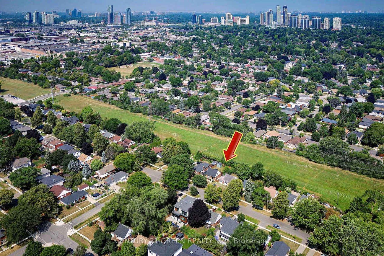 32, Castlebar, Stonegate-Queensway, Toronto