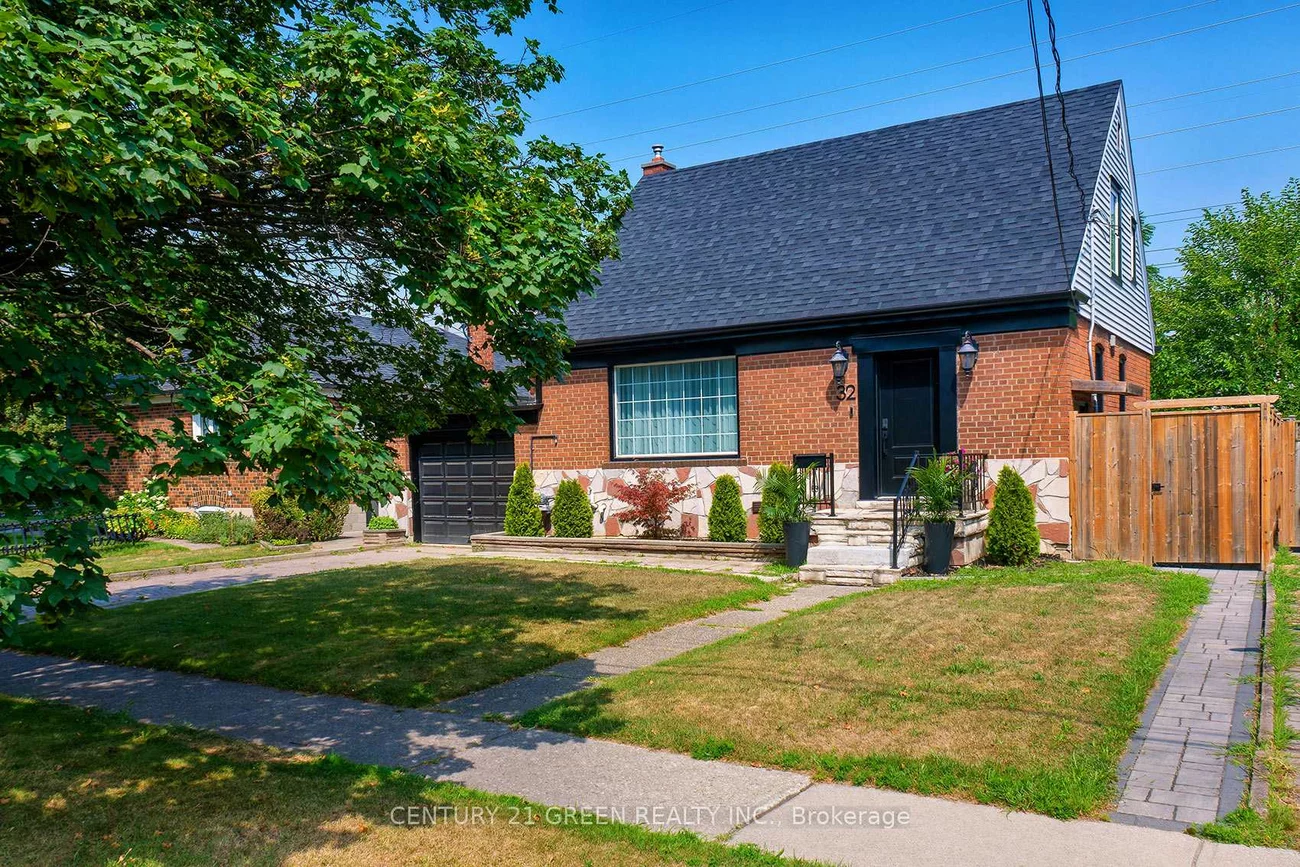 32, Castlebar, Stonegate-Queensway, Toronto