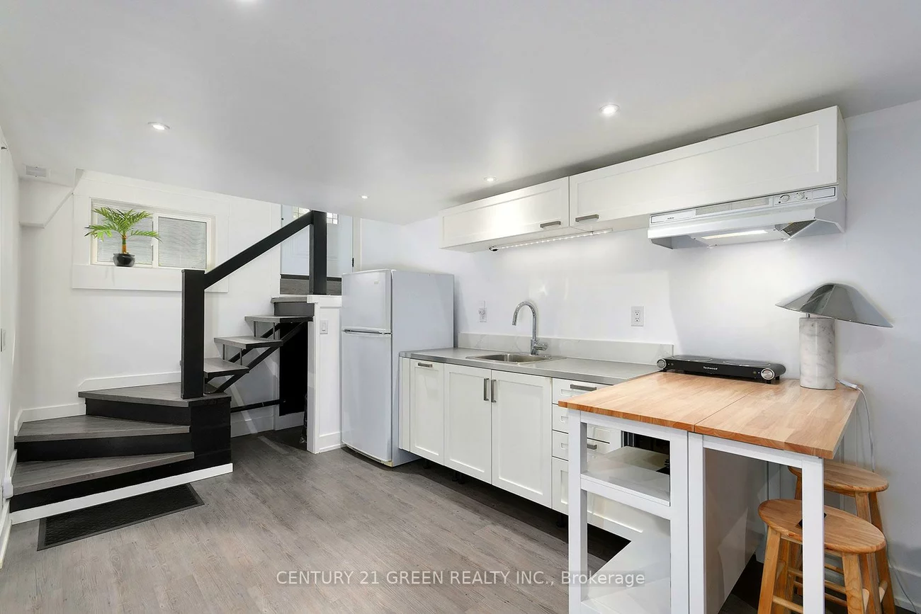 32, Castlebar, Stonegate-Queensway, Toronto