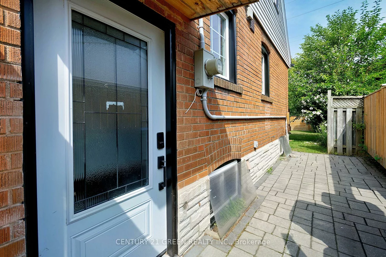 32, Castlebar, Stonegate-Queensway, Toronto