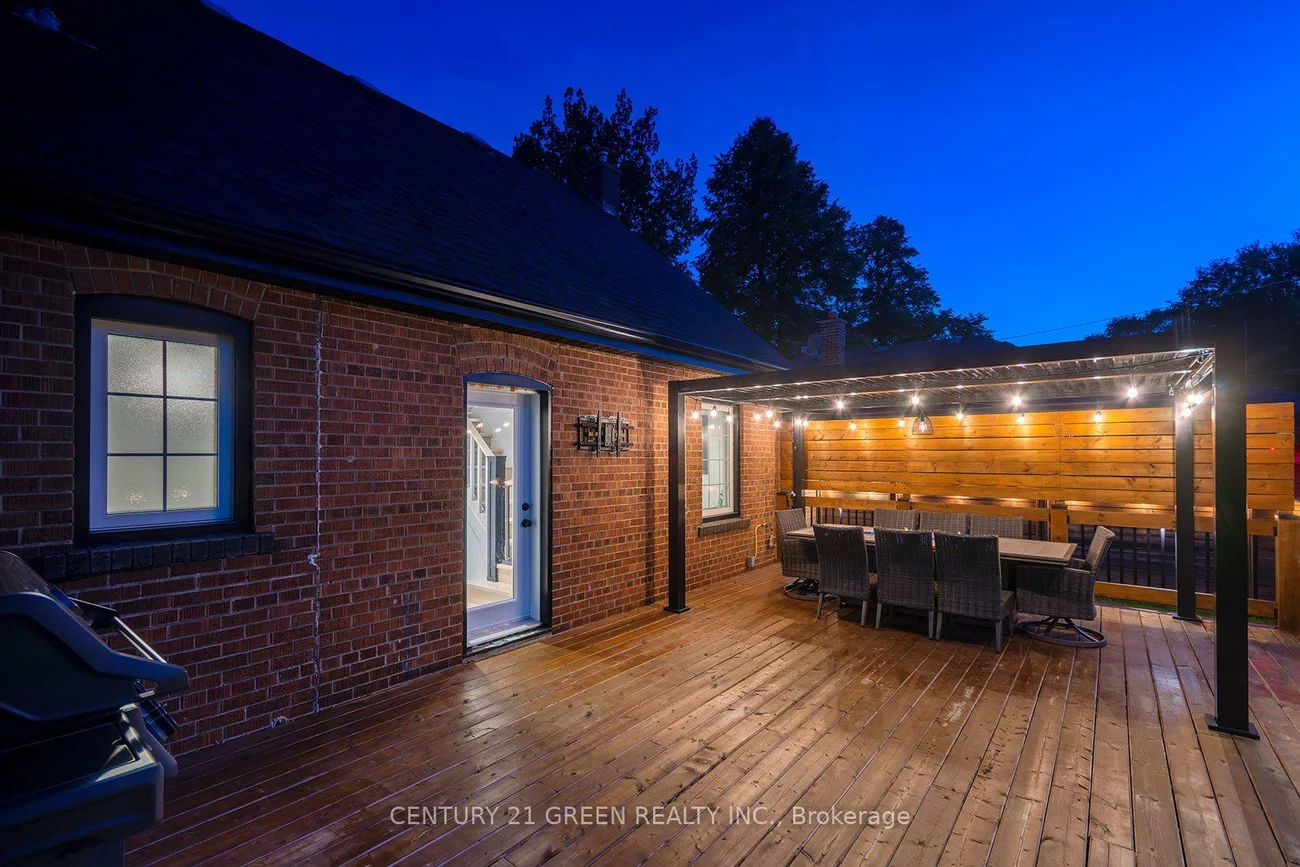 32, Castlebar, Stonegate-Queensway, Toronto