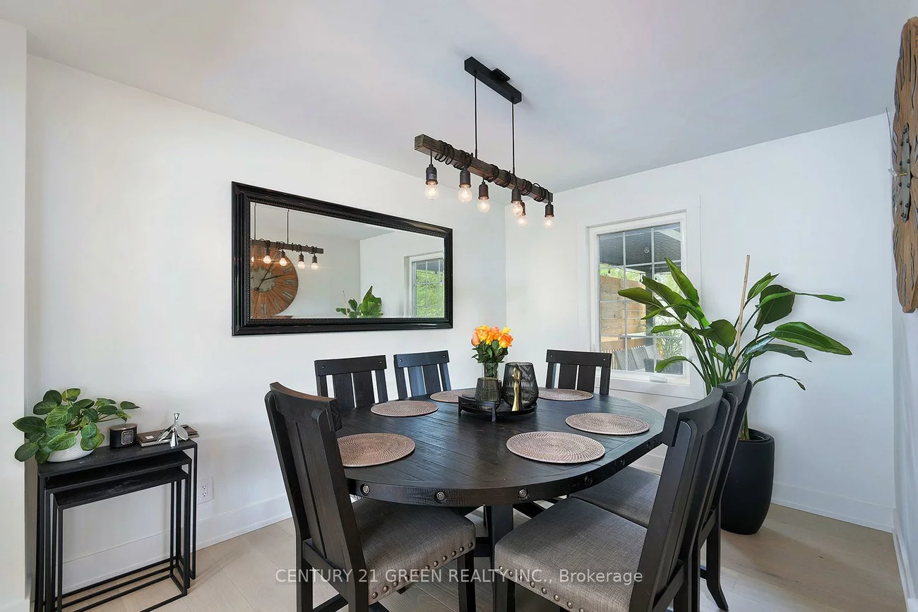 32, Castlebar, Stonegate-Queensway, Toronto