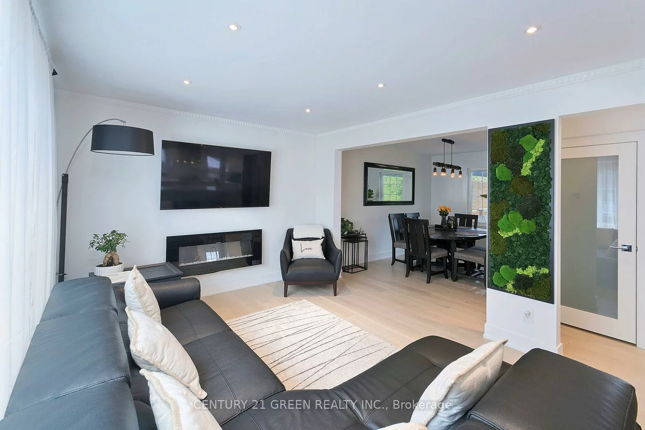 32, Castlebar, Stonegate-Queensway, Toronto