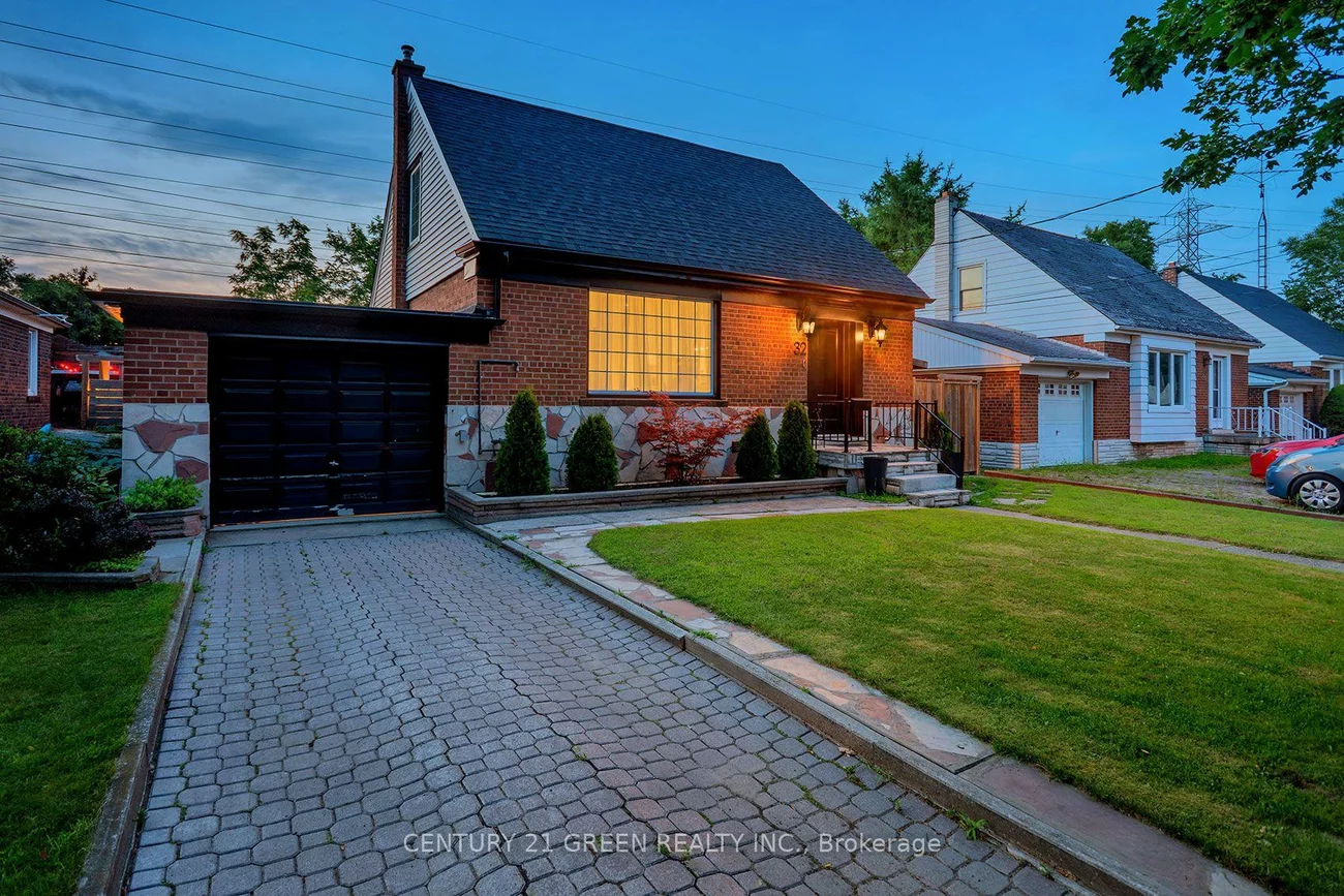32, Castlebar, Stonegate-Queensway, Toronto