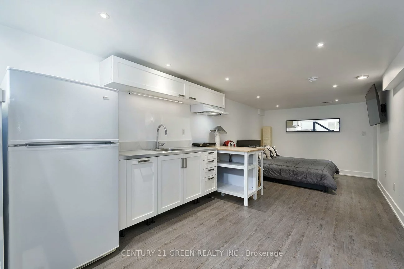 32, Castlebar, Stonegate-Queensway, Toronto