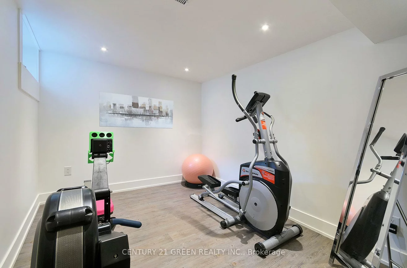 32, Castlebar, Stonegate-Queensway, Toronto