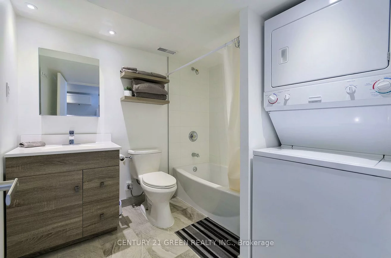 32, Castlebar, Stonegate-Queensway, Toronto
