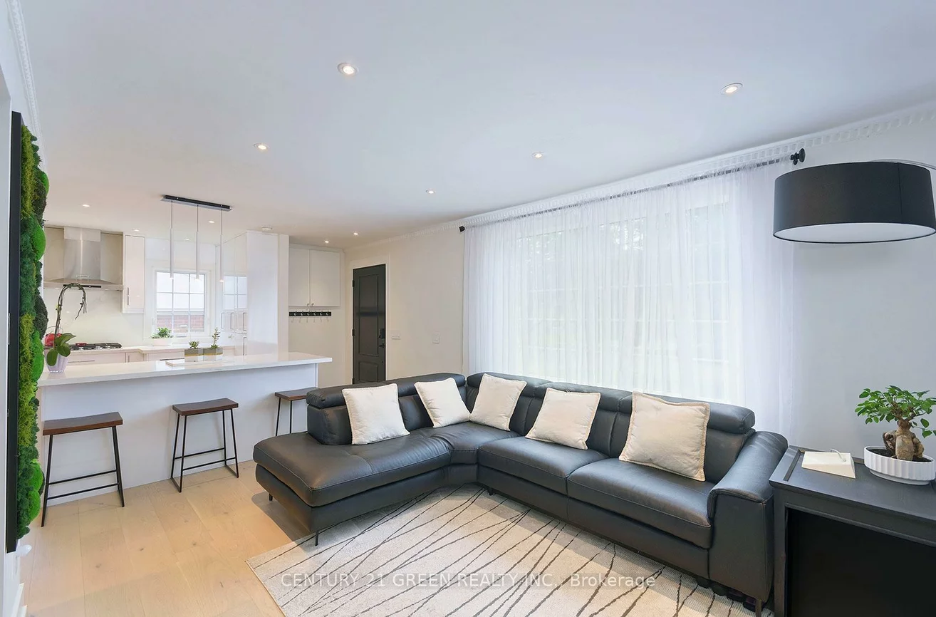 32, Castlebar, Stonegate-Queensway, Toronto