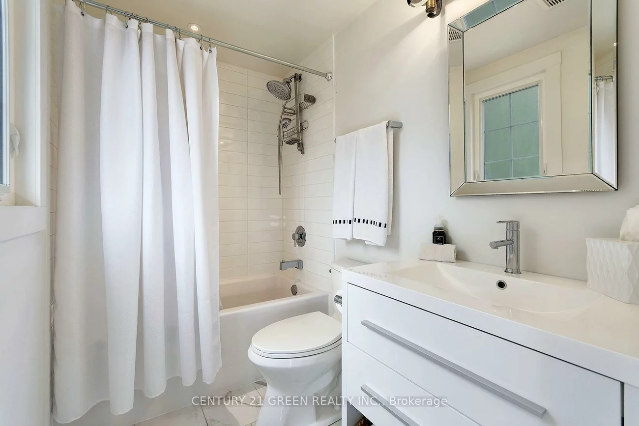 32, Castlebar, Stonegate-Queensway, Toronto