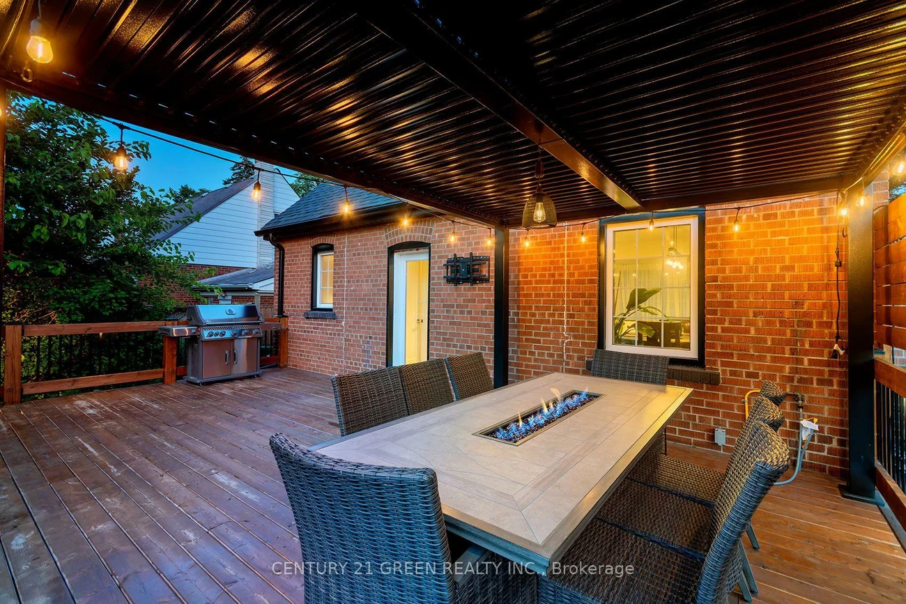 32, Castlebar, Stonegate-Queensway, Toronto