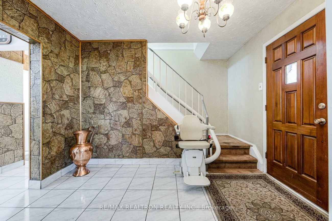 115, Hullmar, Black Creek, Toronto
