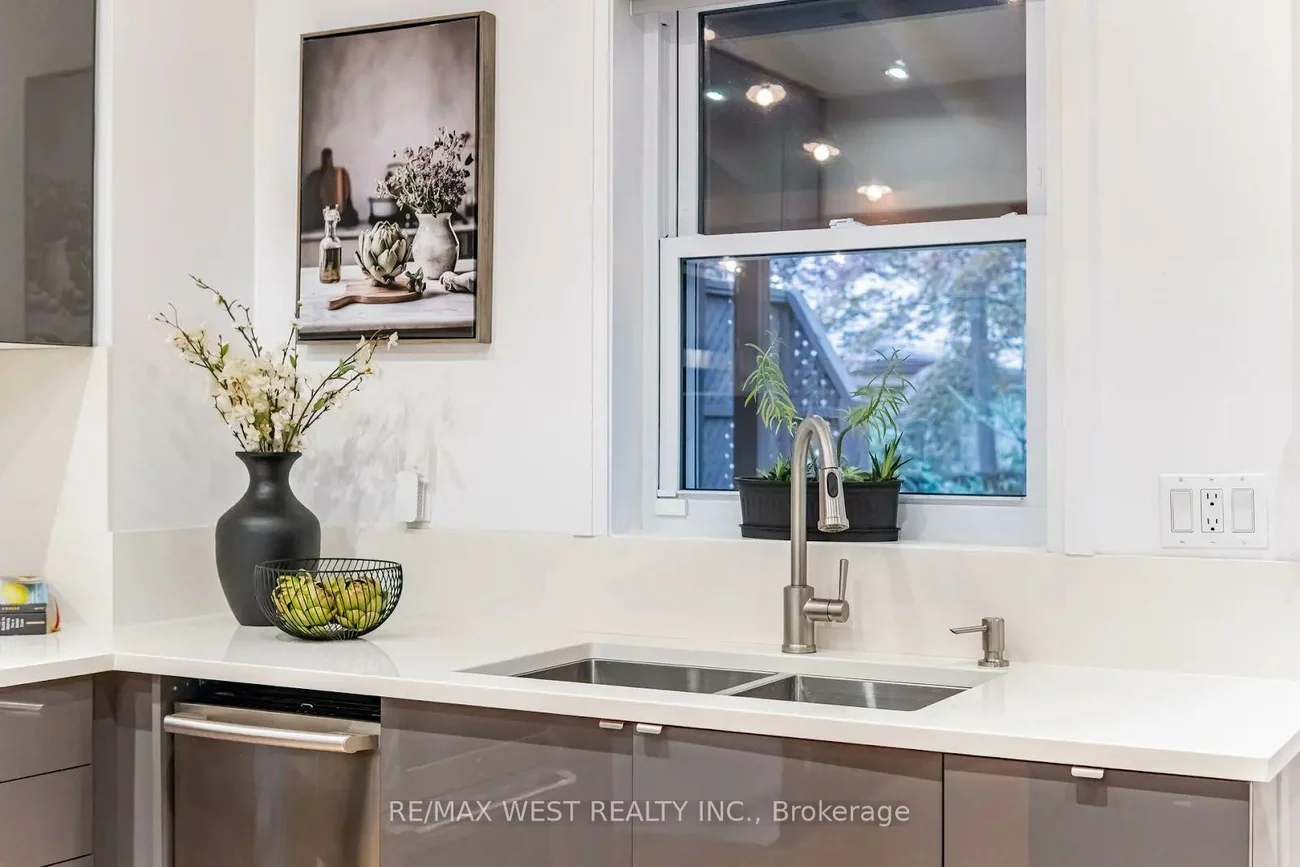 151, Jane, Runnymede-Bloor West Village, Toronto