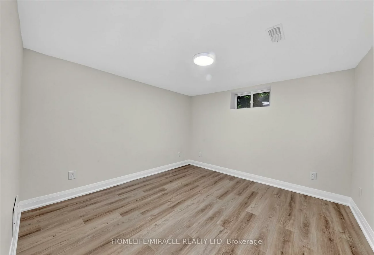 18, Elderfield, Etobicoke West Mall, Toronto