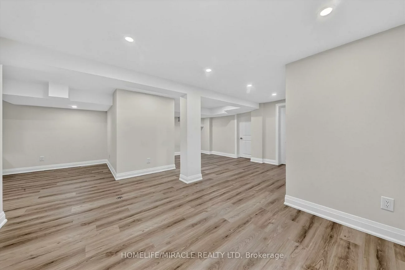 18, Elderfield, Etobicoke West Mall, Toronto