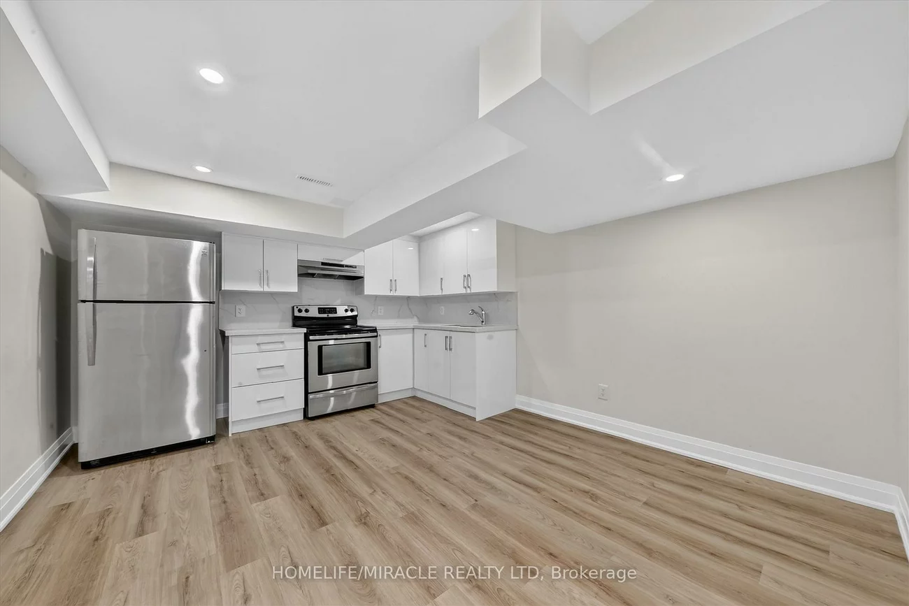 18, Elderfield, Etobicoke West Mall, Toronto