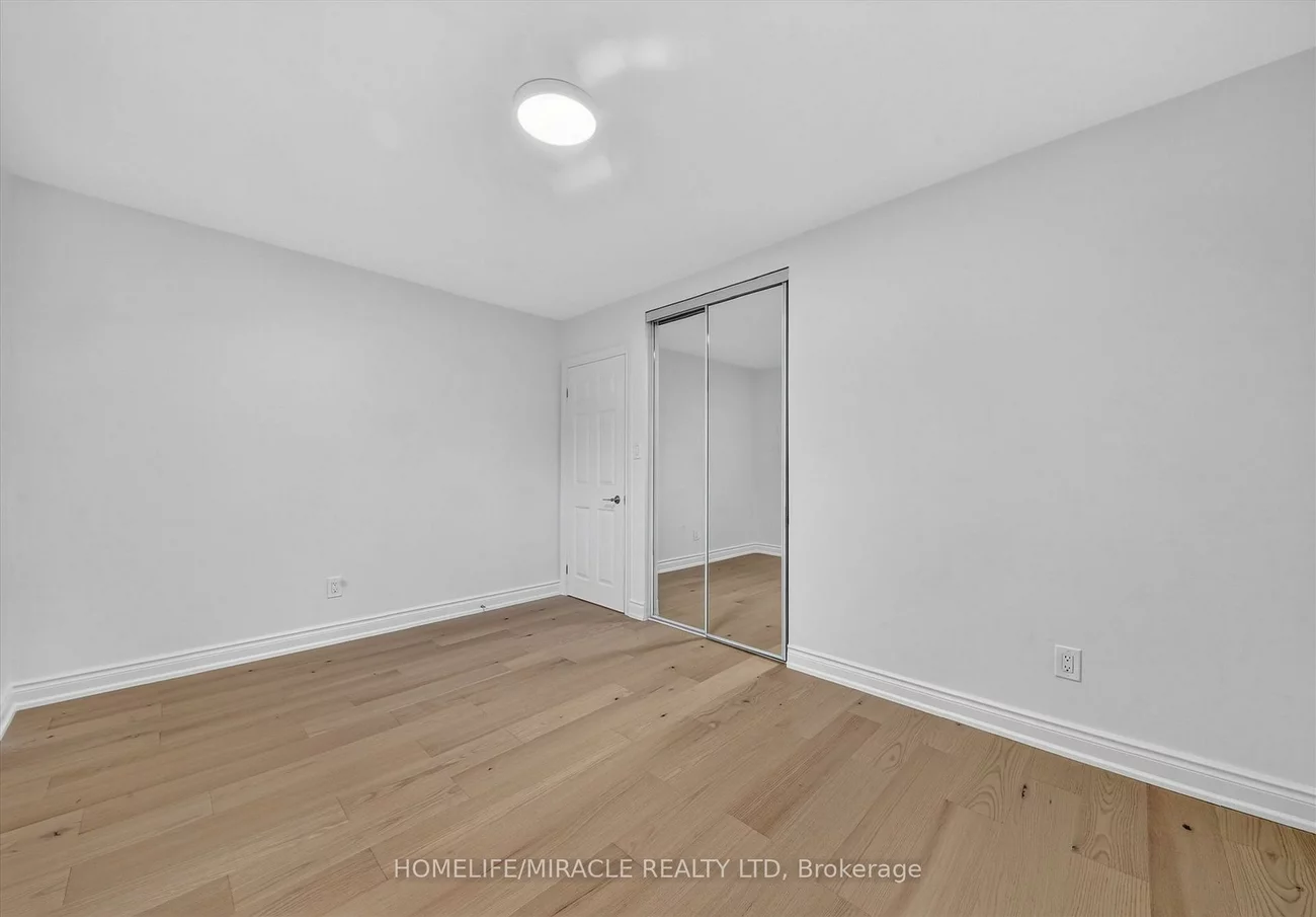 18, Elderfield, Etobicoke West Mall, Toronto