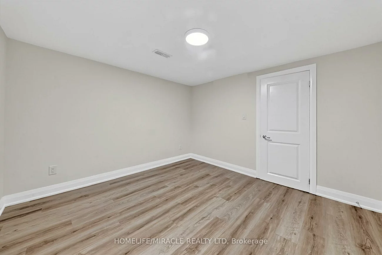 18, Elderfield, Etobicoke West Mall, Toronto