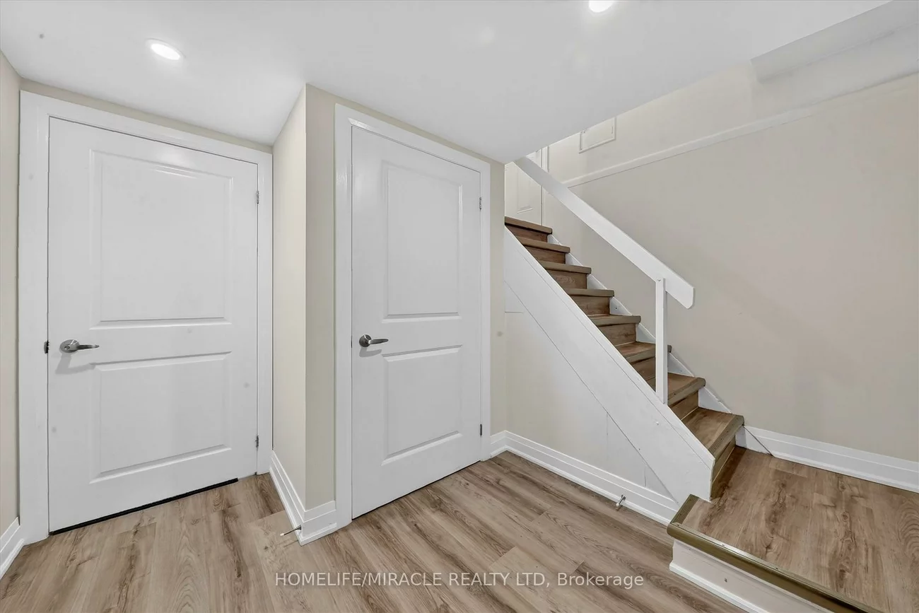 18, Elderfield, Etobicoke West Mall, Toronto