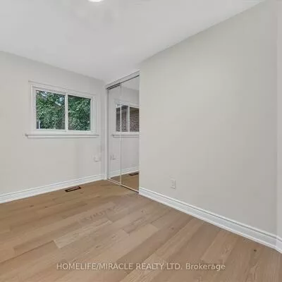 18, Elderfield, Etobicoke West Mall, Toronto