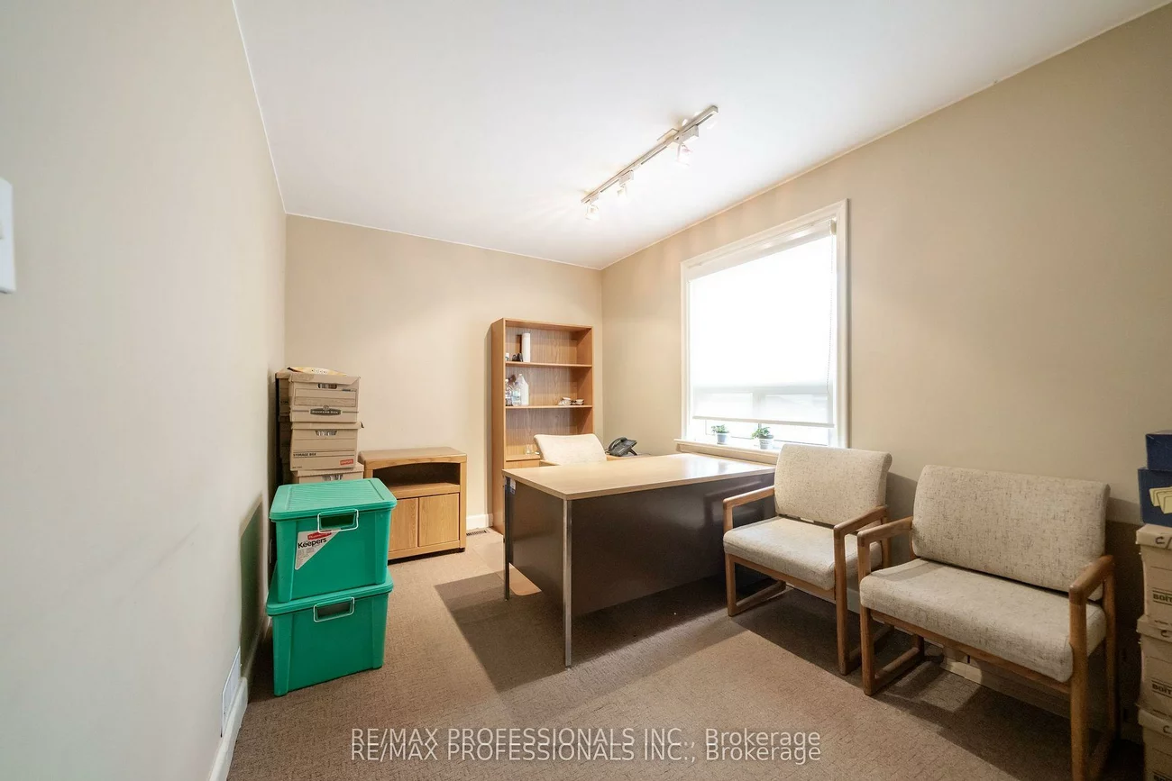 586, Browns, Alderwood, Toronto