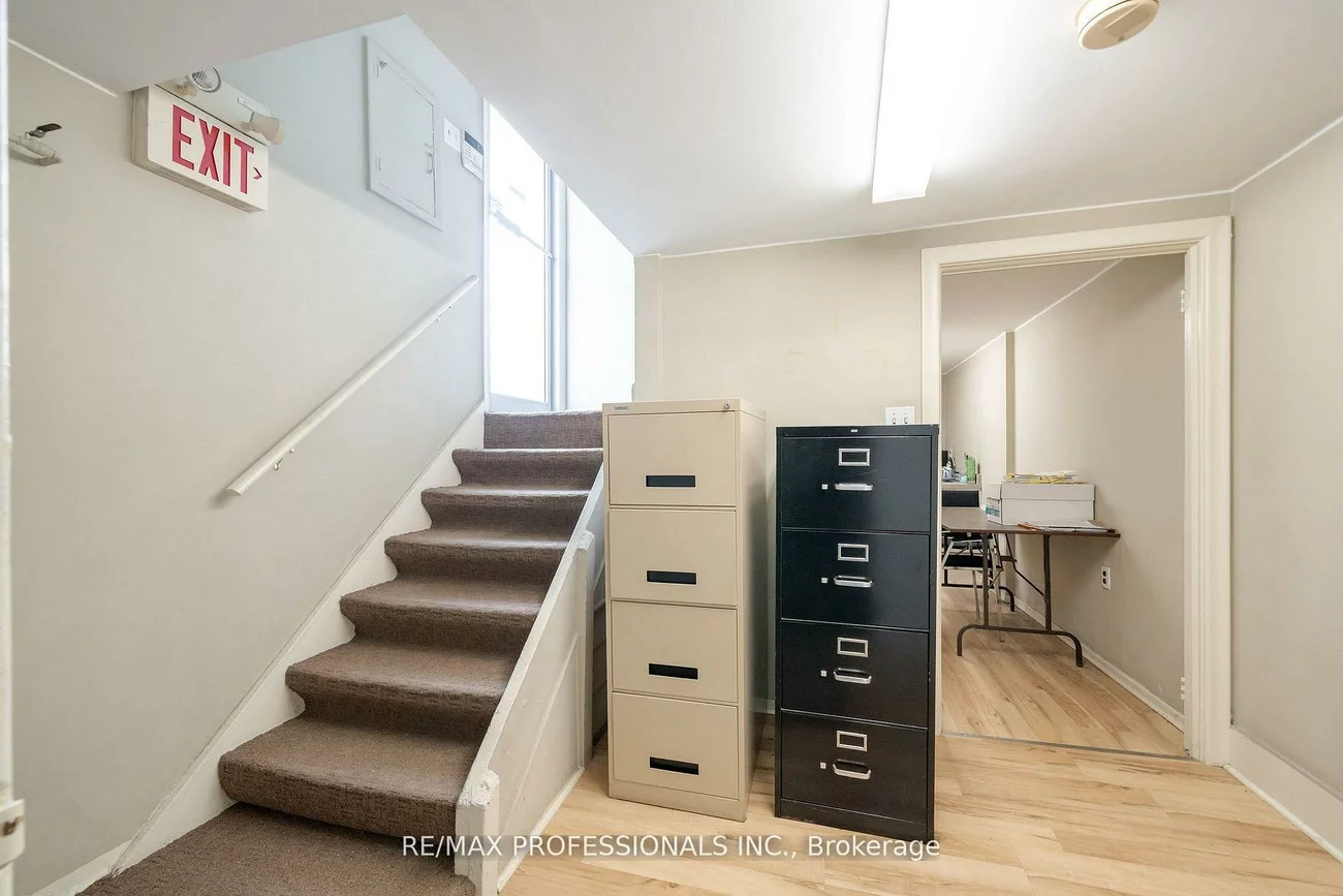 586, Browns, Alderwood, Toronto