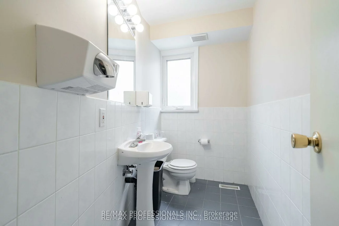 586, Browns, Alderwood, Toronto