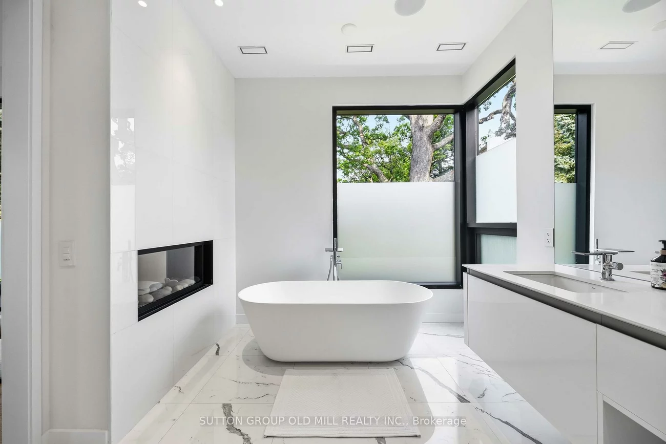 18, Herne, Edenbridge-Humber Valley, Toronto