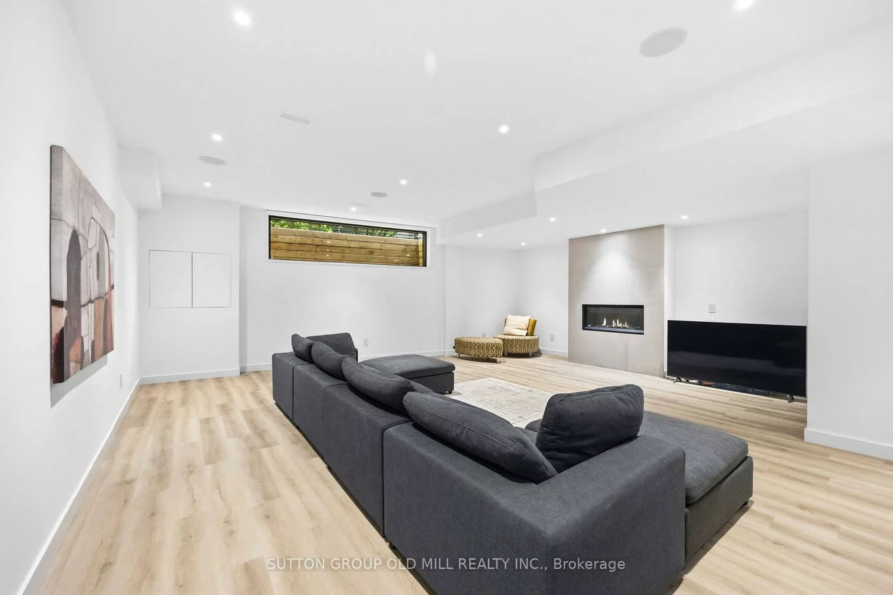 18, Herne, Edenbridge-Humber Valley, Toronto