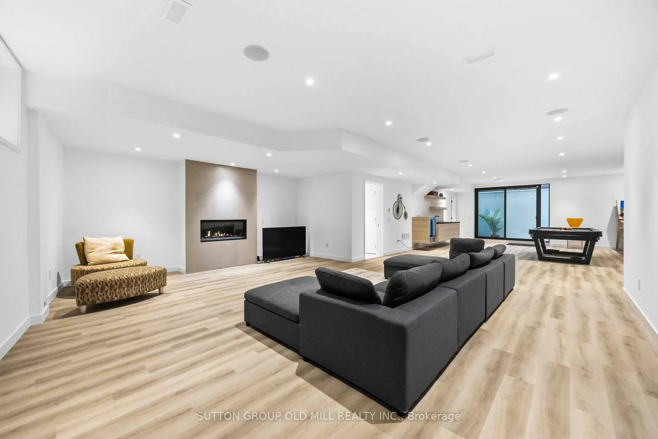 18, Herne, Edenbridge-Humber Valley, Toronto