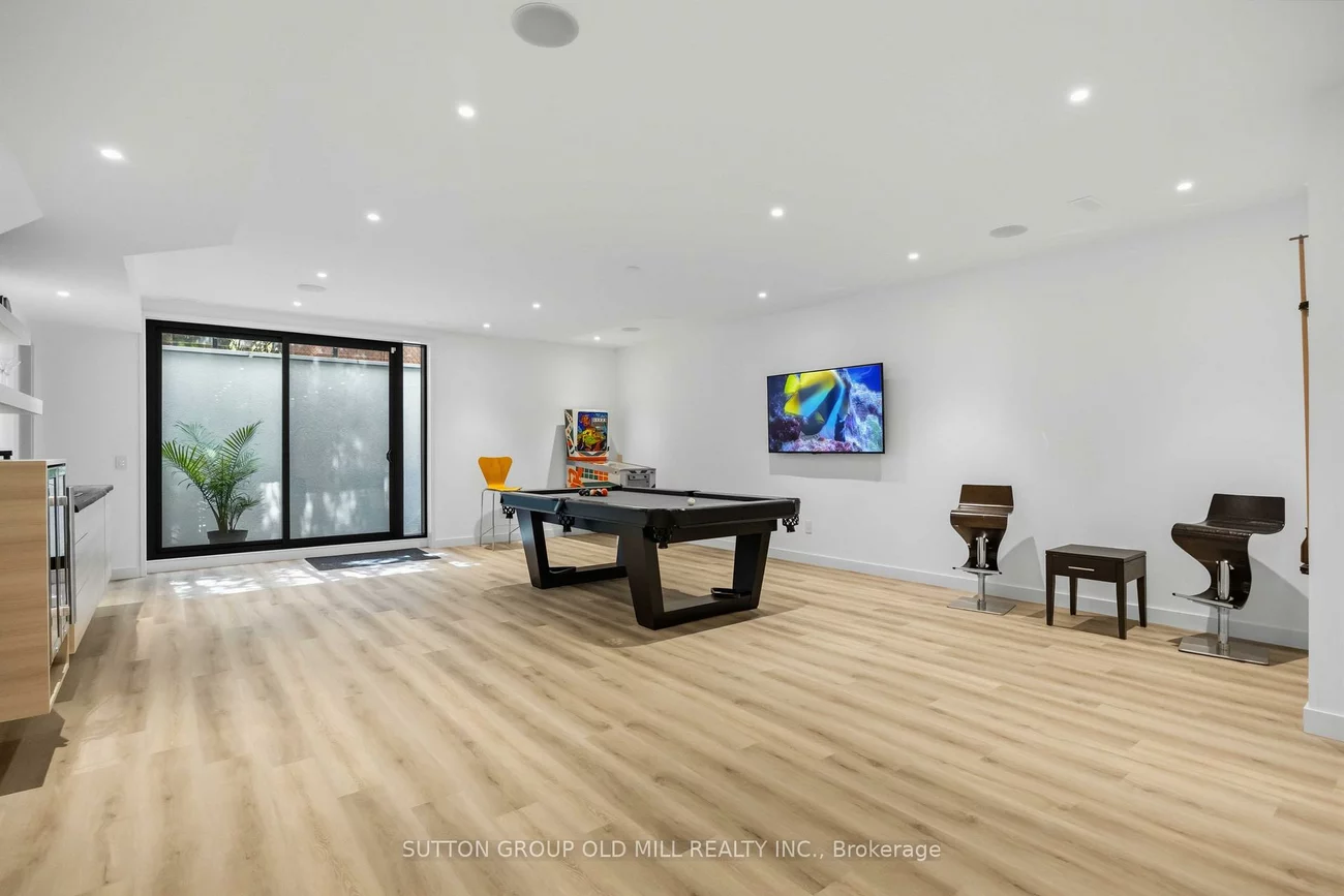 18, Herne, Edenbridge-Humber Valley, Toronto