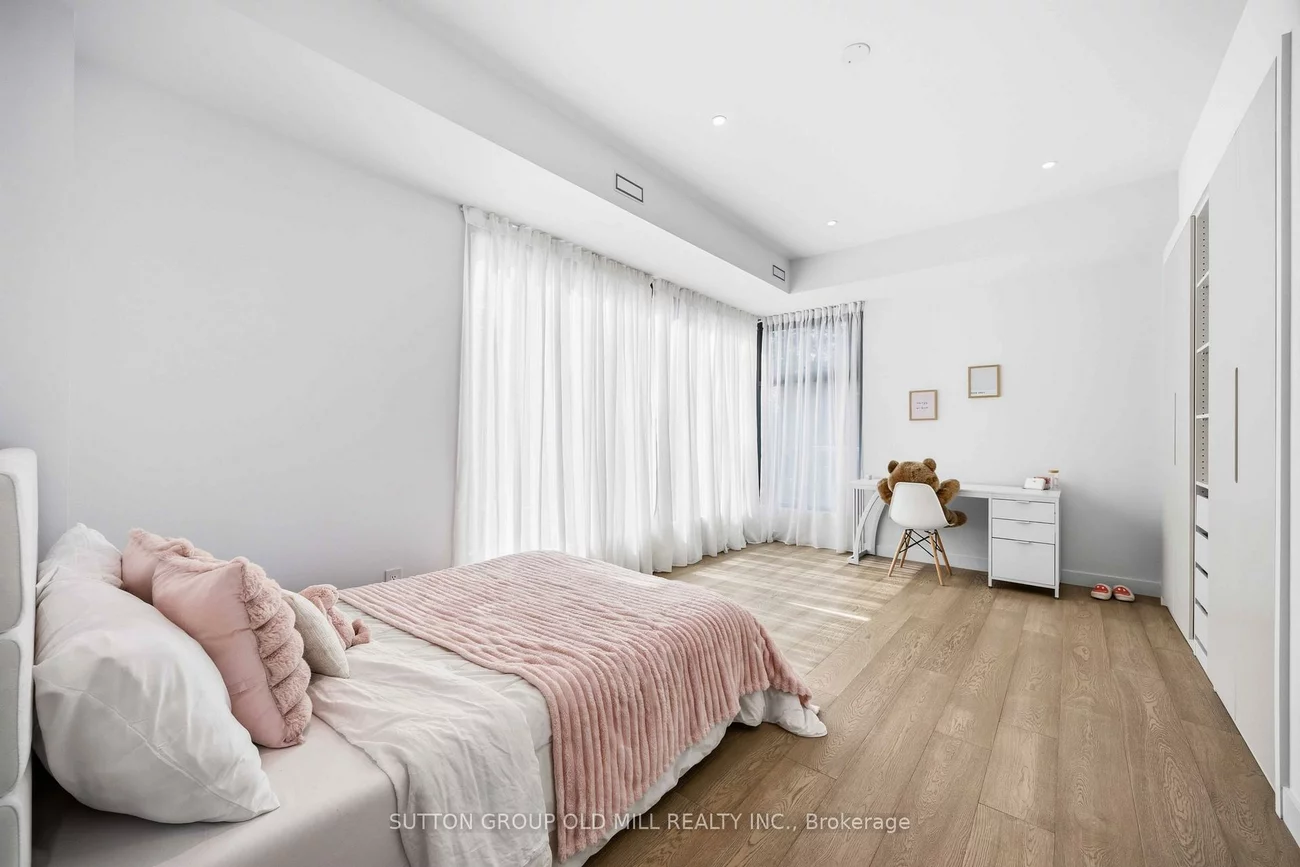 18, Herne, Edenbridge-Humber Valley, Toronto