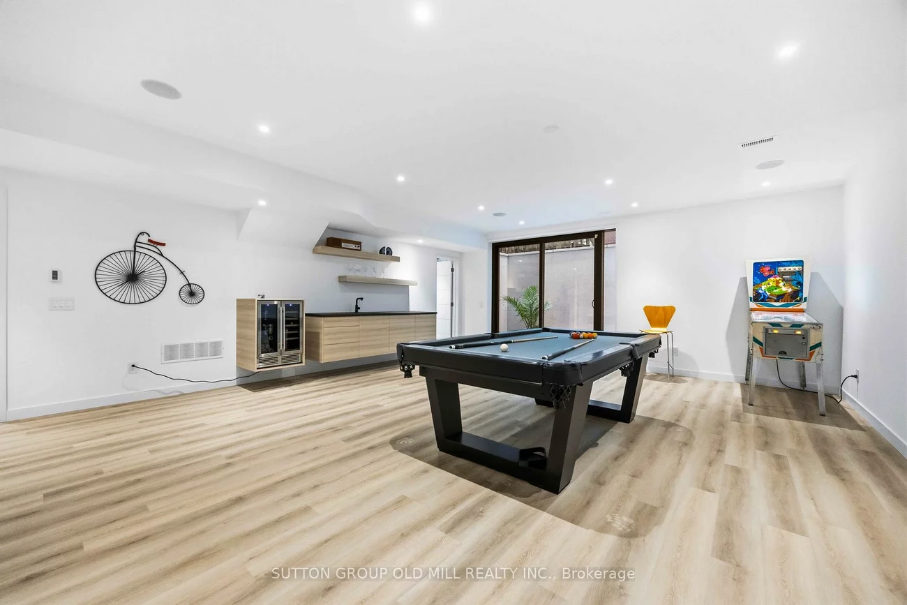 18, Herne, Edenbridge-Humber Valley, Toronto