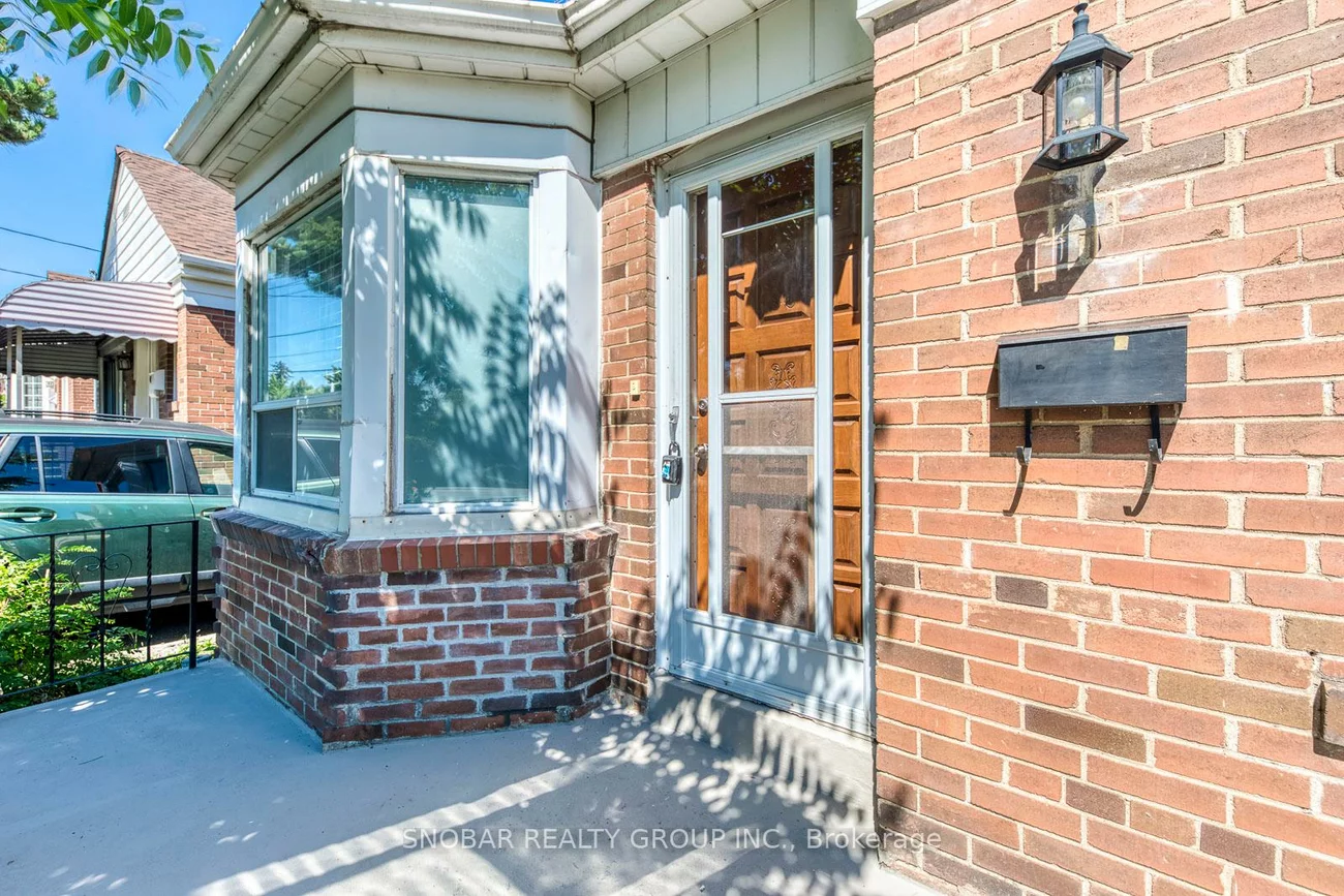 40, Dixon, Humber Heights, Toronto